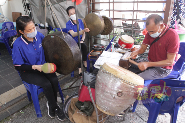 潮州法事有许多乐器，如潮州鼓、潮州锣等，比其他籍贯的法事热闹。