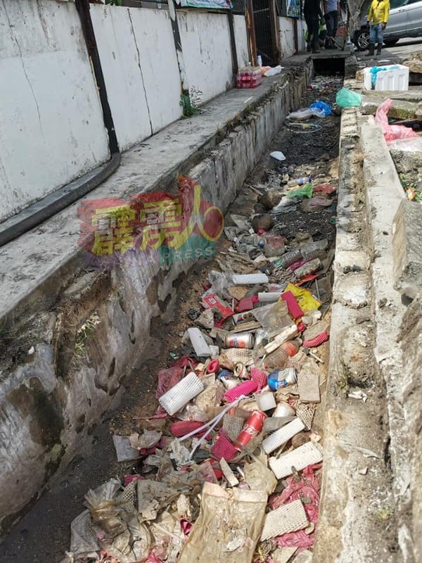 沟渠盖掀开后，惊见囤积各种垃圾；包括铝罐、口罩、报纸、塑料袋、保丽龙等。