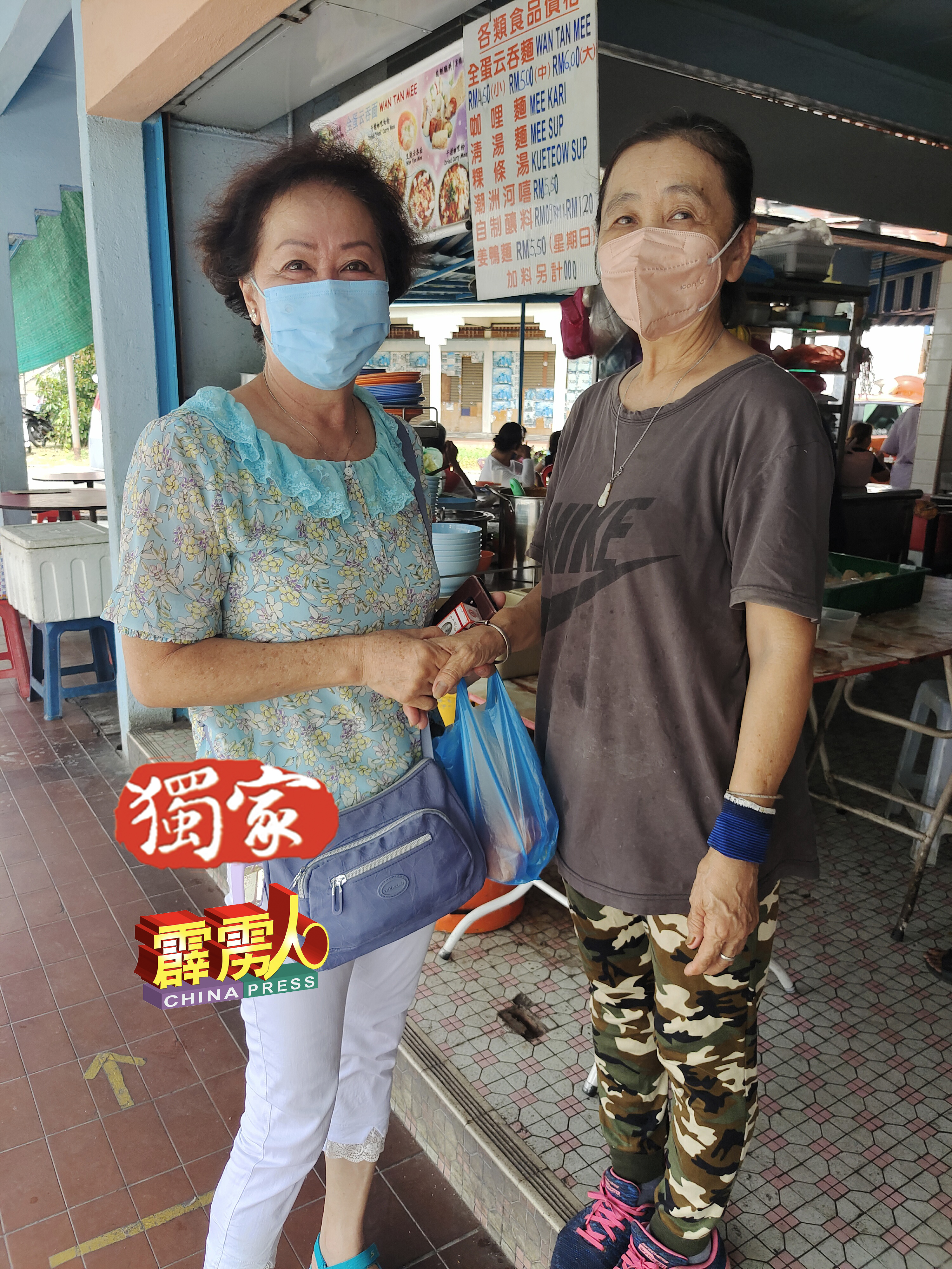 吴桂玲（左）祝福老板娘方雁黛退休后，生活顺心顺意。