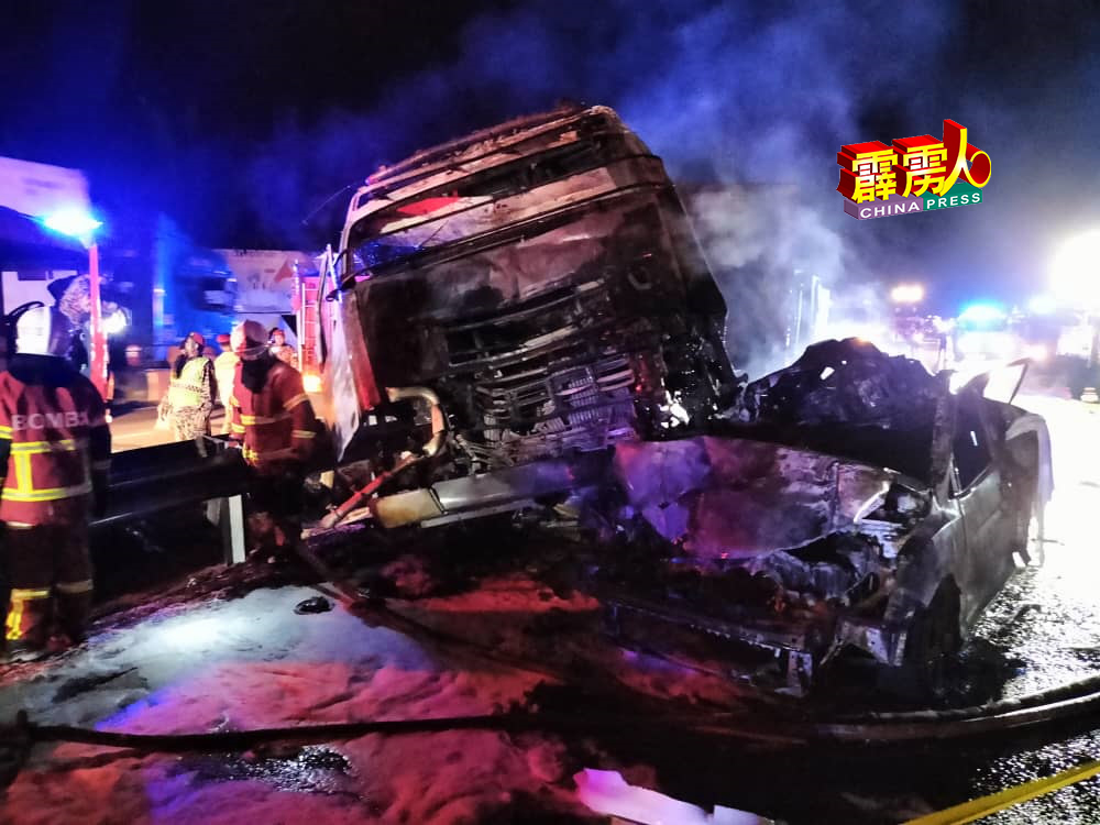 一轿车和2辆拖格罗厘在南北大道，江沙一带路段相撞起火，造成车内5人烧成焦尸。