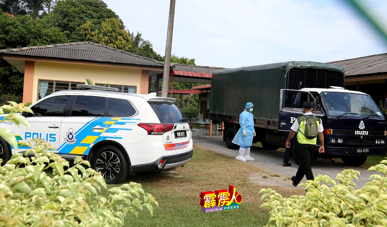 3具遗体于週五（13日）被警方安排大卡车，从江沙医院太平间载往太平医院大平间，进行核酸检验，鑑定身分。