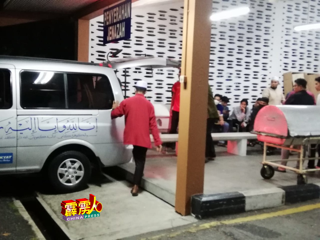 3名死者身分获核定，遗体周五晚先后由亲人领出，运往江沙清真寺进行祈祷礼。