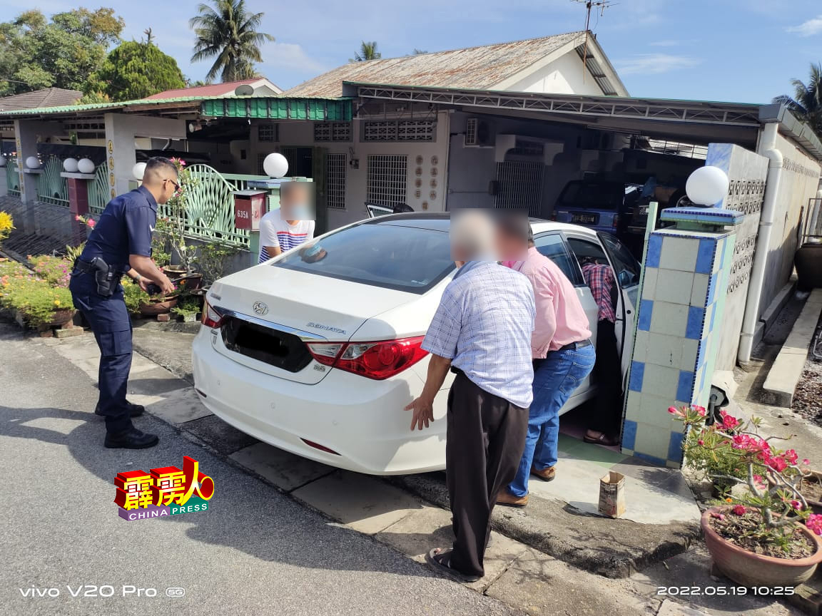 警方相信老妇开车时挂错档，导致意外发生，结果下半身在车外，上半身则在车内，并被车门卡着身体。