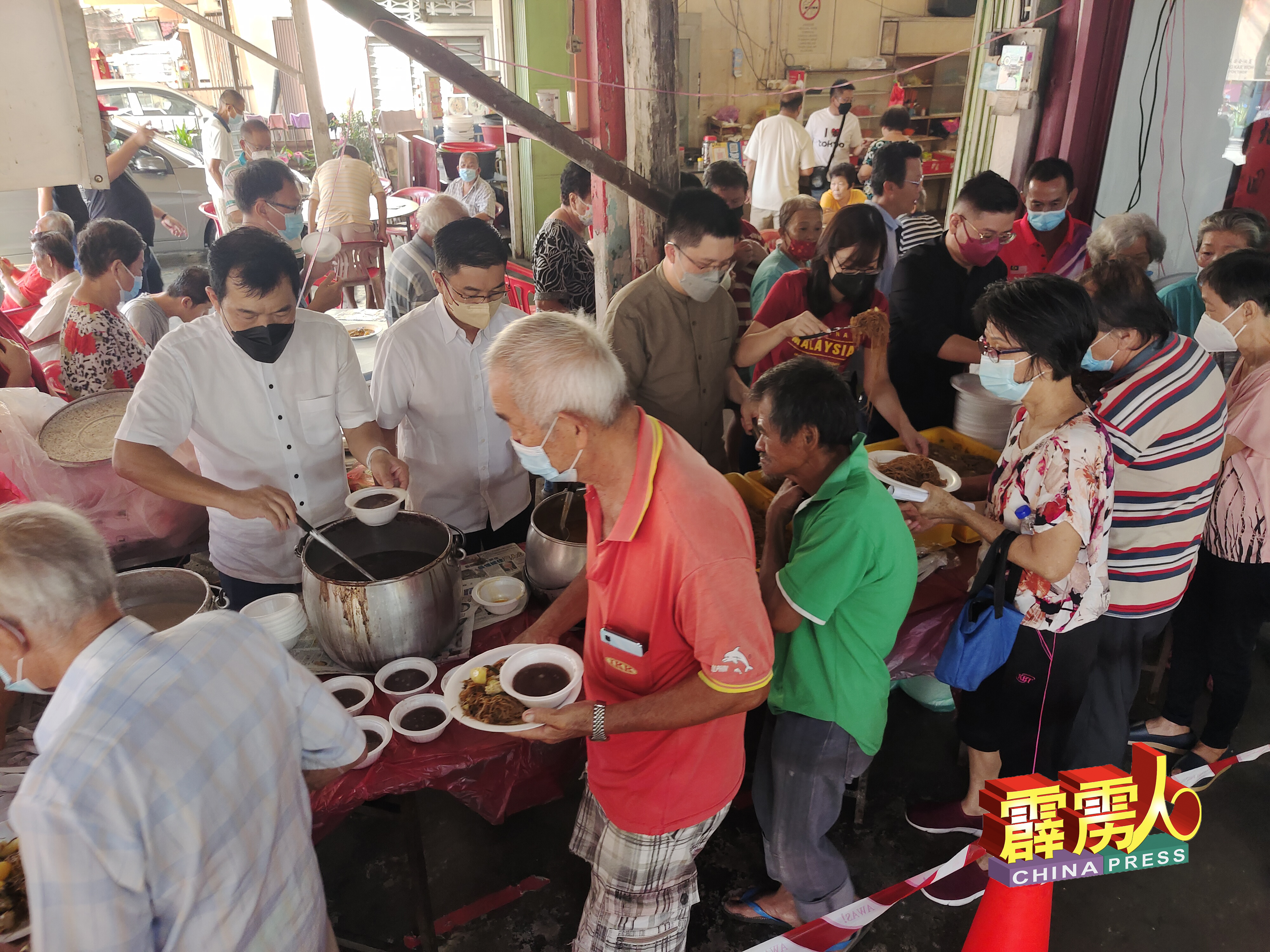罗思义（左起）、郑国霖、黄家和、崔慈恩及张宇晨，为出席活动的民众准备食物。