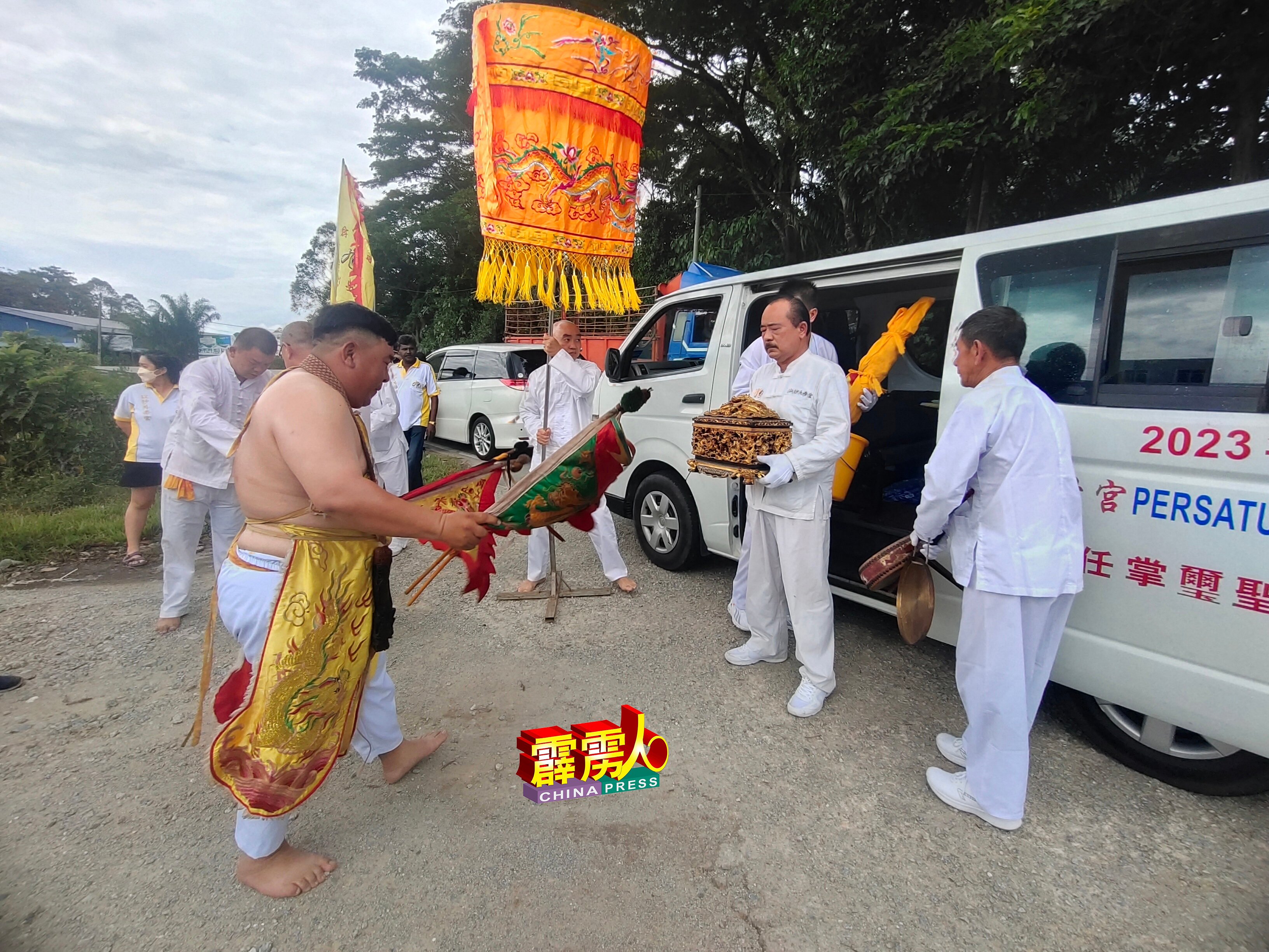 神灵附身的乩童，上前恭迎由谢咏原捧着的九皇大帝金玺，抵达江沙斗母宫。