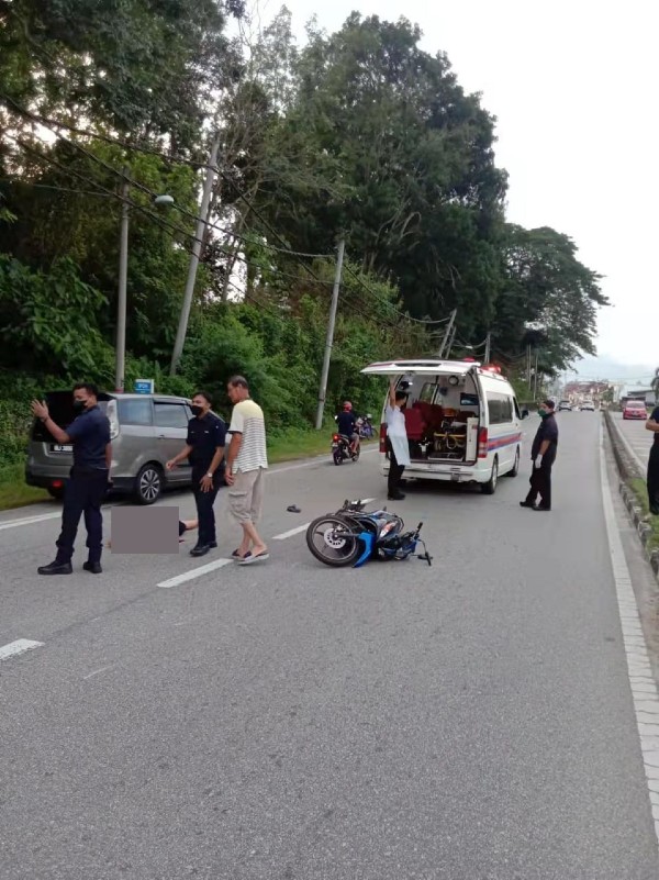 竹芭新村路口交通灯附近发生车祸意外，导致骑摩哆的面贩周梅心毙命现场。
