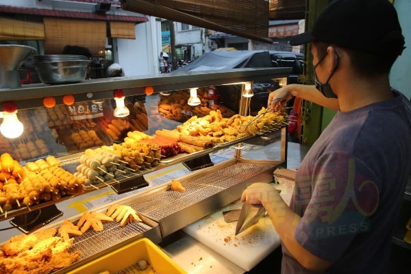 若没炸鸡时，食客会选择其他油炸食物，如肉卷、热狗等。