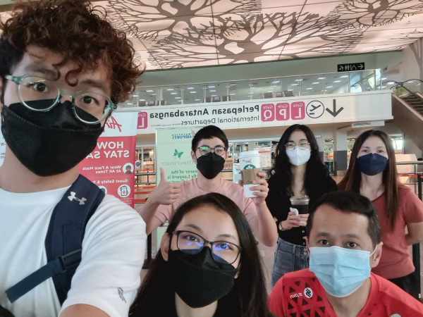 蔡崇富(右下)与家人到机场,送别到新加坡工作的儿子蔡尚聪(左)。