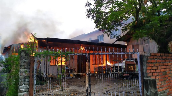 怡保狮尾新村周三（4日）发生火灾，一间木屋被大火烧毁，所幸没有构成人命伤亡。
