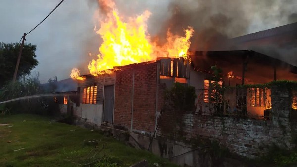 根据消防局提供的照片，木屋起火后，火势猛烈。