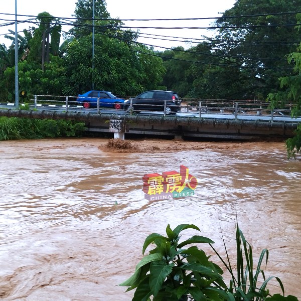 河水位升涨到桥底。