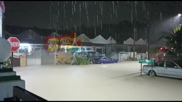 怡保怡景园自2年起频频发生突发水灾。 （居民提供）
