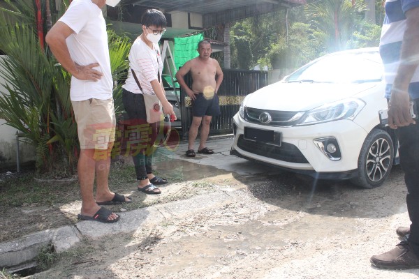 罗女士（左2）指出，突发水灾后疲于清洗住家及轿车，门前这堆淤泥皆是从车底车轮洗出。