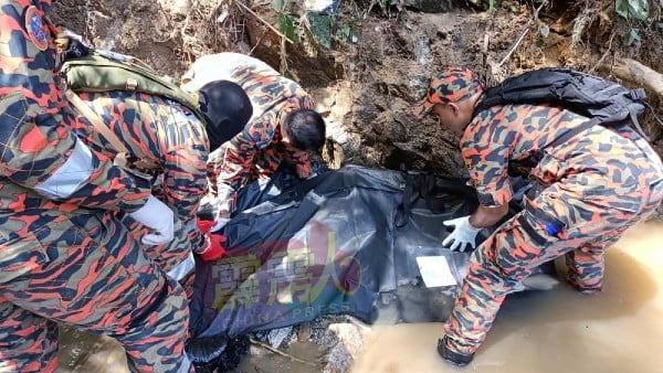 搜救队在5月21日（周六）在隧道附近泥堆寻获的完整遗体，证实为黄仪秋。