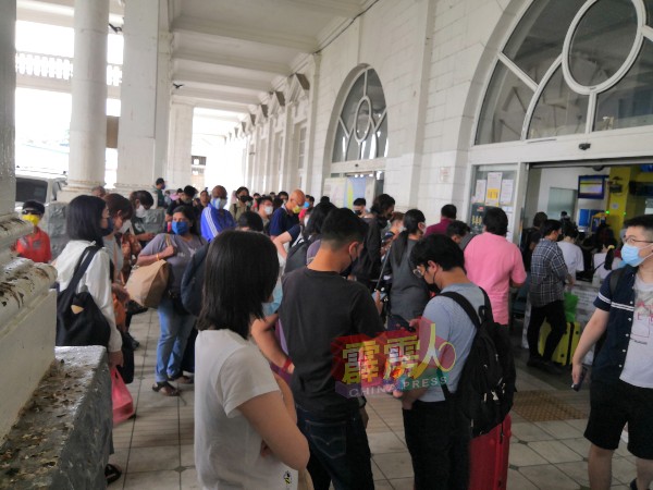 由于火车站大厅内较多人潮，因此，部分民众被安排在大厅外等候。