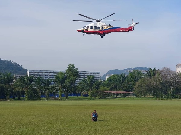 消拯局出动直升机将死者遗体运下山。