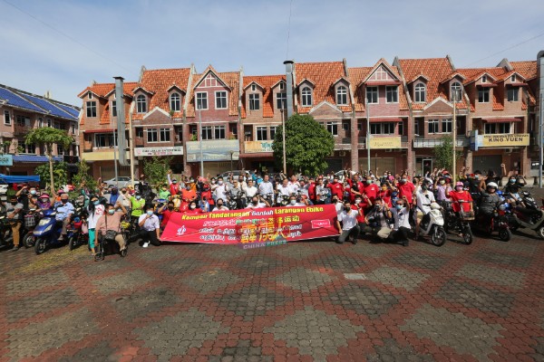霹雳州民主行动党，在金宝新街场广场，举办反对禁止电动脚车签名运动。