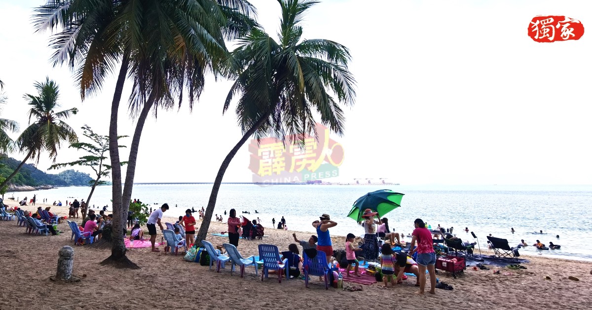 直落峇迪海滩于开斋节首日，涌现许多非穆斯林游客嬉水休閒。