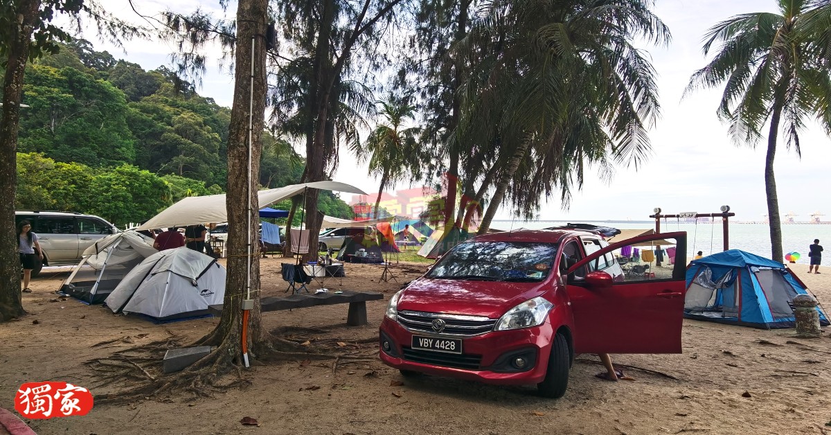 直落峇迪海滩露营区也已“客满”，清一色都是华裔游客。