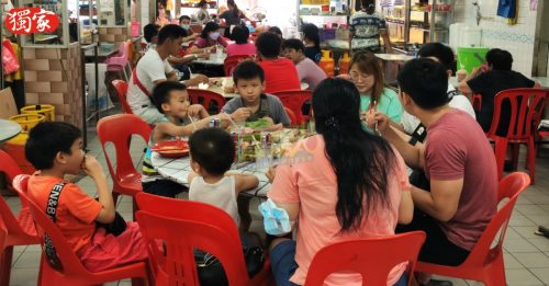 班台处处都高朋满座   全家出动   仍应接不暇