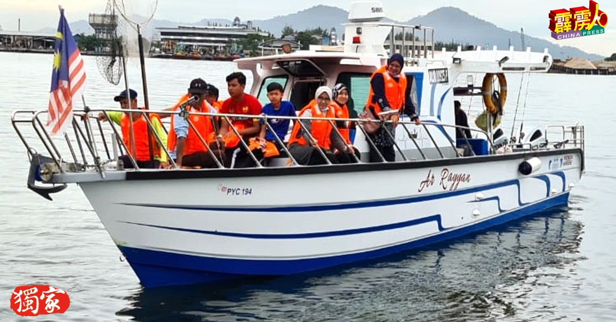曼绒市议会和私人公司联手推出红土坎海峡“游船河”服务。