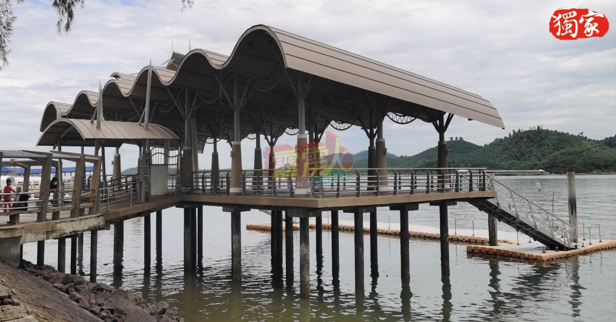 已预约的民众可在红土坎海滨公园内的浮台码头上船，体验红土坎海峡“游船河”。