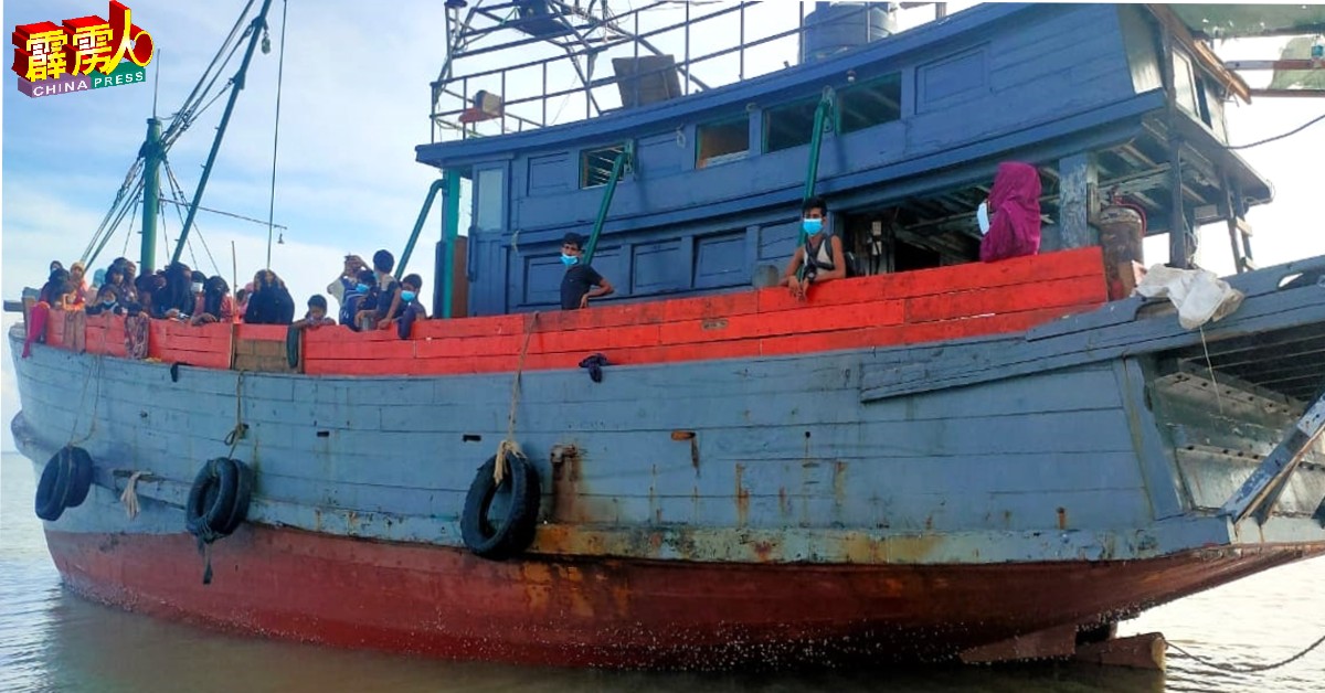 大马海事执法机构在瓜拉牛拉海域，取缔1艘载有逾百名外籍人士的船隻。