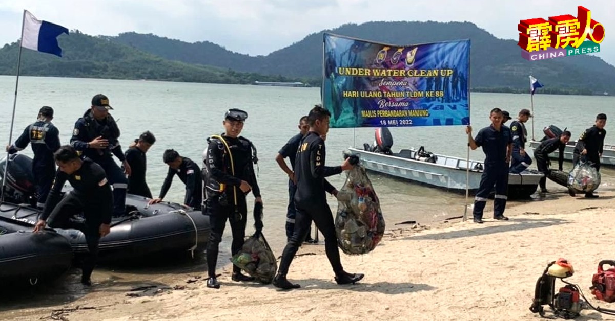 海军潜水员团队在天定河底及河岸，打捞出约3吨的垃圾。
