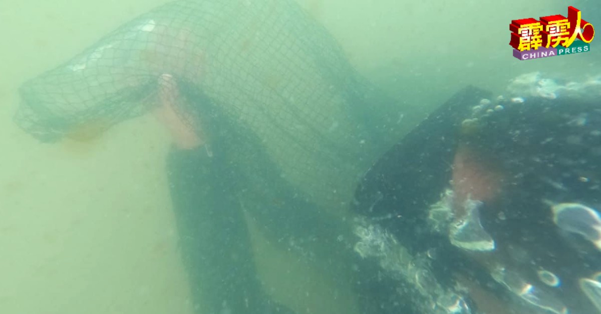 海军潜水员在天定河内打捞起大量塑料垃圾。