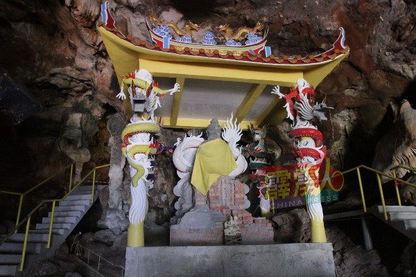 金龙岩四面佛洞里，设有白龙王圣像。