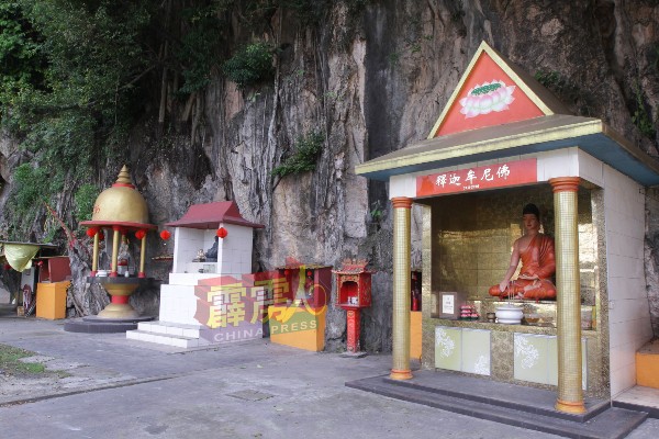 金龙岩四面佛洞内的圣像都是由善信所捐赠。