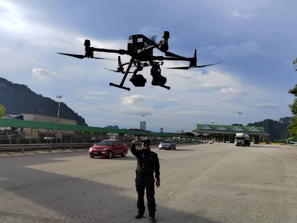 警方使用无人机监督大道交通情况。（警方提供）