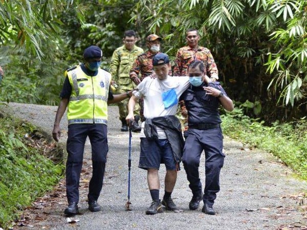 金宝消拯员把求助的登山客，安全送下山。 （照片取自面子书）