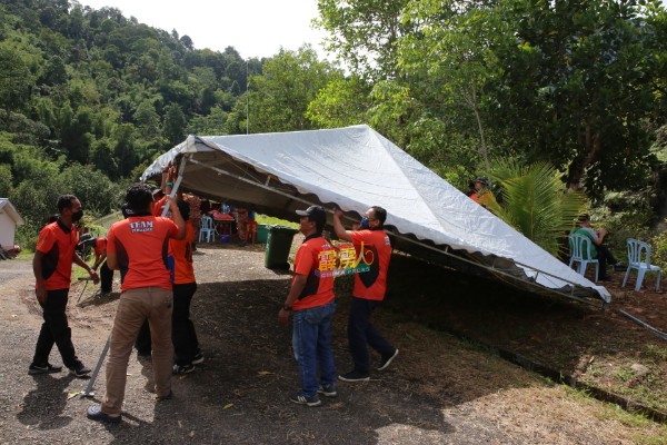 公共工程局派出员工，在现场增建帐篷，供搜救队伍使用。