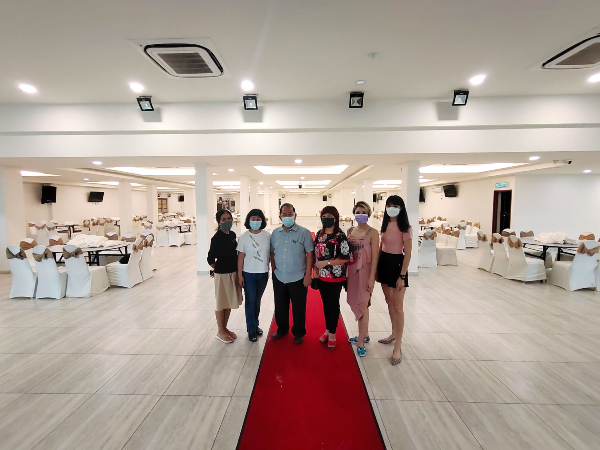 安苏嘉酒店爱心赞助大型礼堂的使用；左起邱玉君、王清龙夫妇、方萧凯传、张侦伲及陈慧婷。