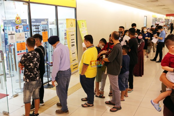 霹雳城市转型中心移民局外多人排队等候，目前该局仍採用预约系统，5月9日起才接受市民直接登门。