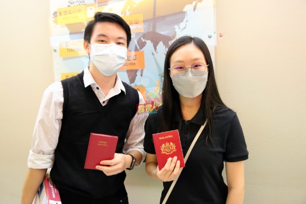 霍炫翰（左）及张文枫在更新护照后，计划去旅游。
