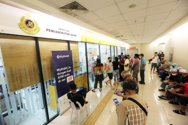 大批市民在霹雳城市转型中心的陆路交通局外等候办理事务。