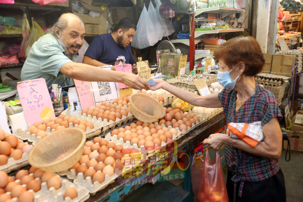 民众在购买只是据需求购买鸡蛋，若鸡蛋价格飙升，也只能酌量购买。
