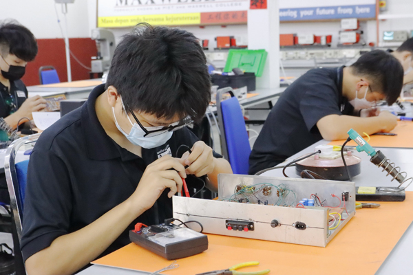 学院的教学模式注重实践操作，让学生学习安装或维修电子设备。