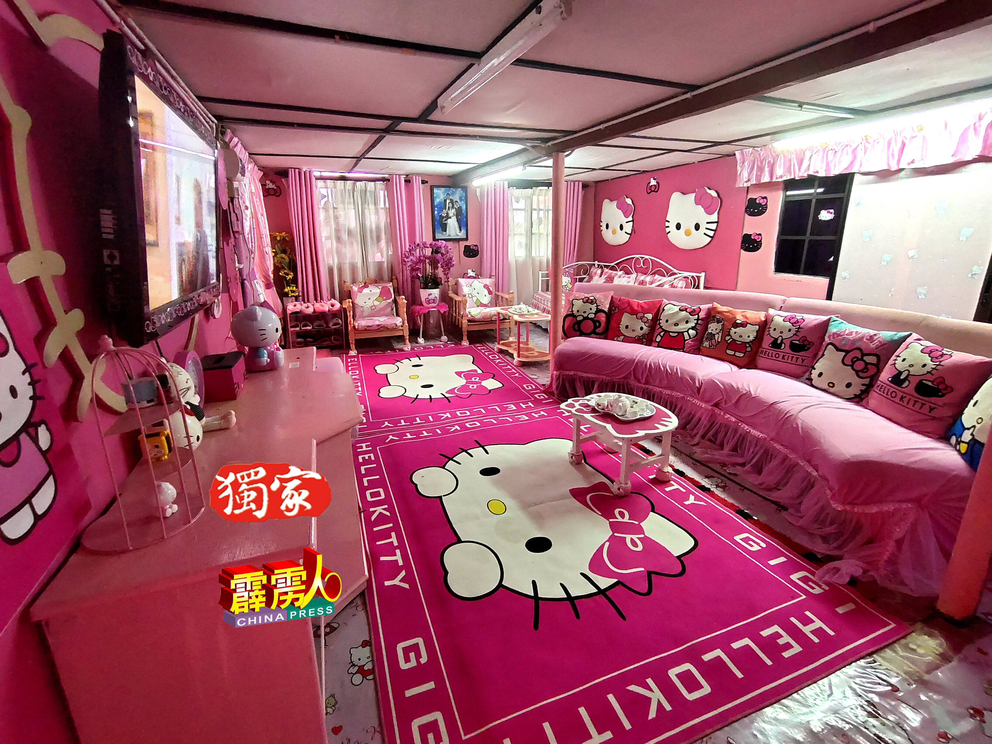 Hello Kitty屋内宽敞的客厅，拥有吉蒂猫的地毯、沙发及各种摆设。