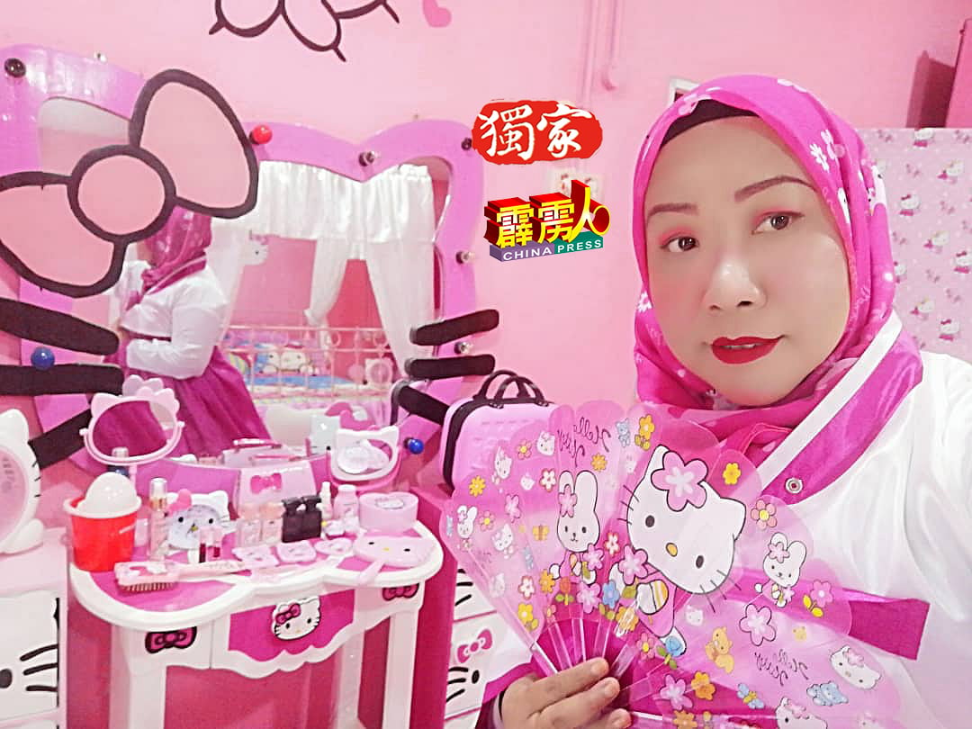 一身粉红色韩国传统服务的打扮的哈米达，在粉红主题的卧室拍照宣传。