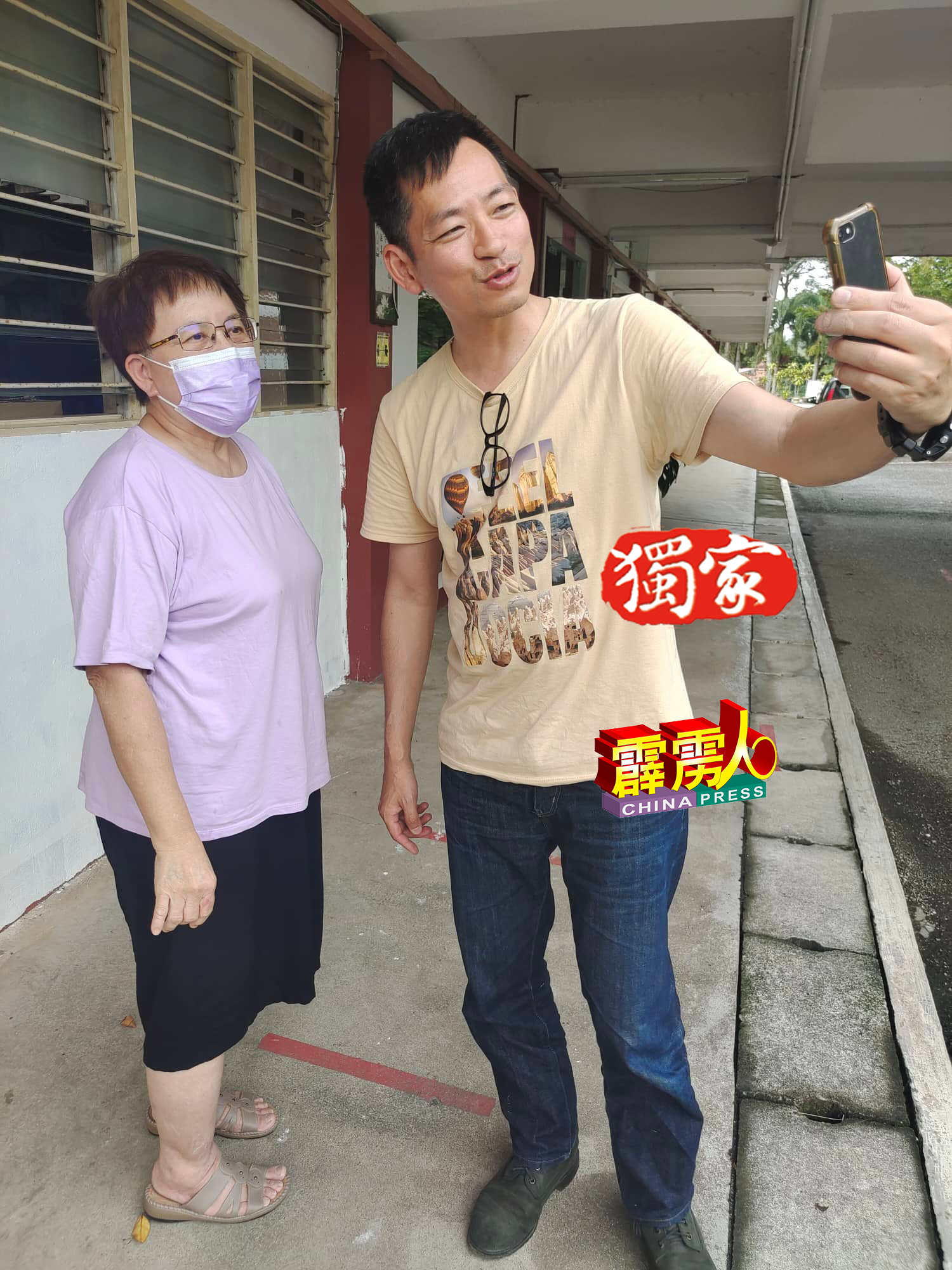 梁涵堃透过手机视频，让在台湾的黄奇顺，与恩师周月明交流。