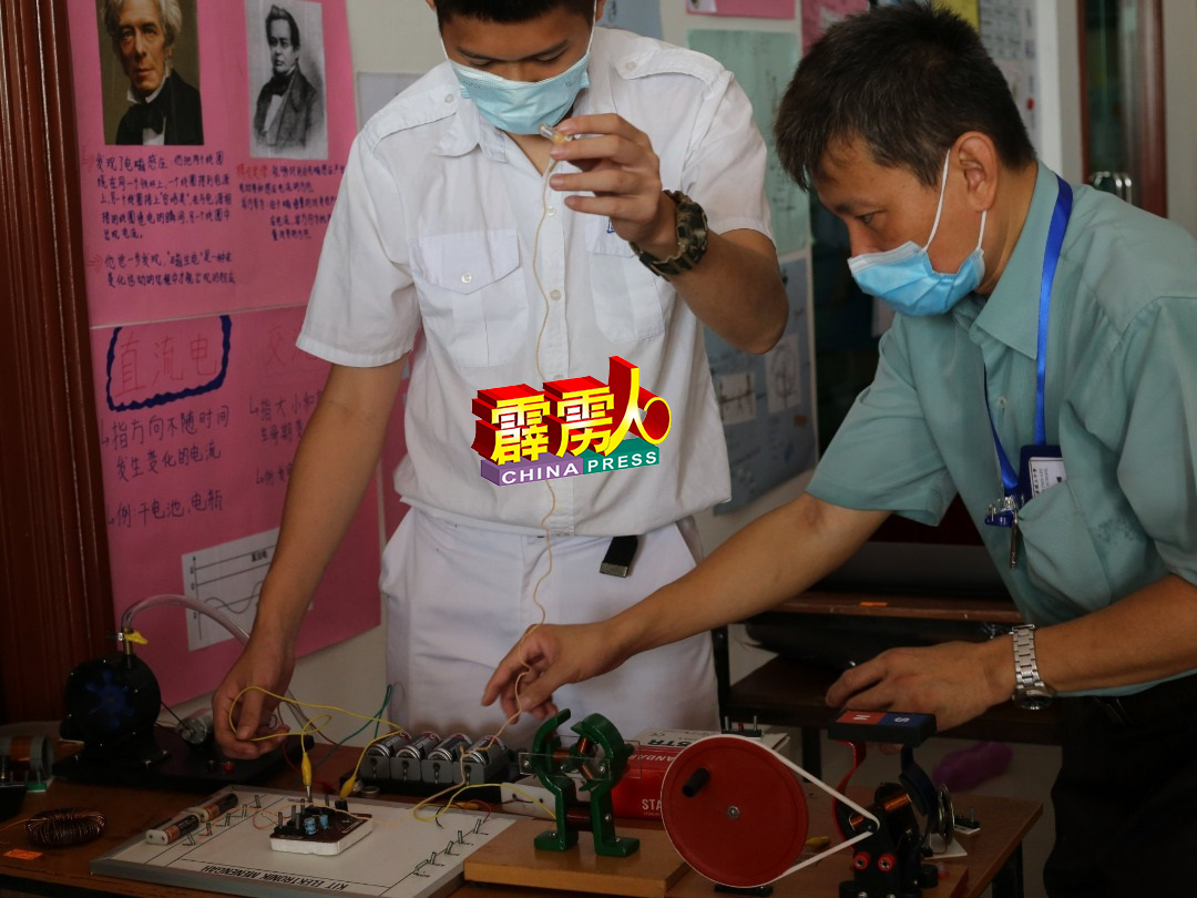 老师和同学展示直流电与交流电的区别。