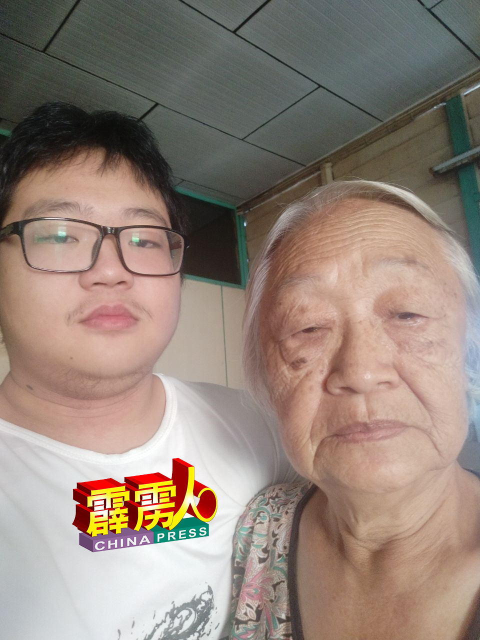 杨勇骏自小与婆婆林佩琼相依为命，这是婆孙2021年的合照，当时婆婆还未因肾衰竭失去意识。