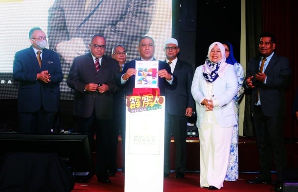 沙拉尼（前排右2）为“霹雳州2030年和谐大蓝图”主持推介。前排右起迈莎拉丶 阿末查希及苏艾迪。