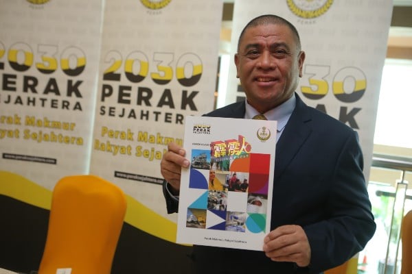 沙拉尼向媒体展示“霹雳州2030年和谐大蓝图”。