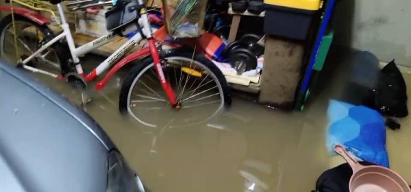 蔡业兴的住家淹水，导致脚车、家具浸泡在水中。（受访者提供）