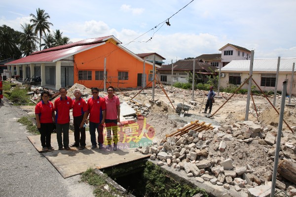 黄贵平（左3）与一众董事部和校友会成员，前校了解8间店舖维修工程的进展。