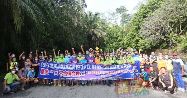 9个登山及民间组织代表在万里望升旗山山脚，发起反对登山收费签名运动。站者第一排左9起为樊嘉竣、黄均强、陈林强、谢伟耀及廖荣通。